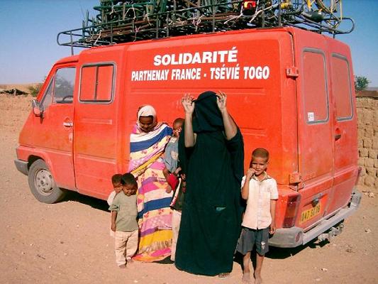 183   16-12 Mauritaniennes devant Colas.JPG