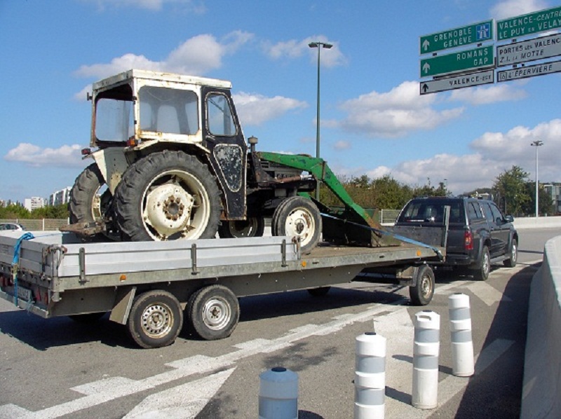 transport d'un tracteur dans le Gard 002.JPG