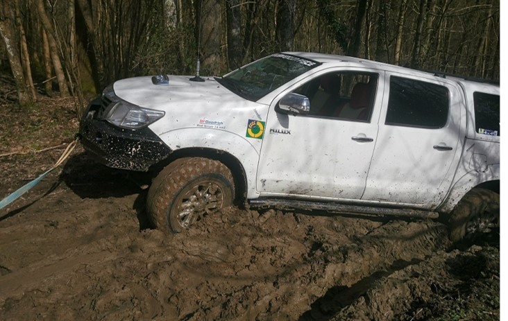 boue hilux.jpg